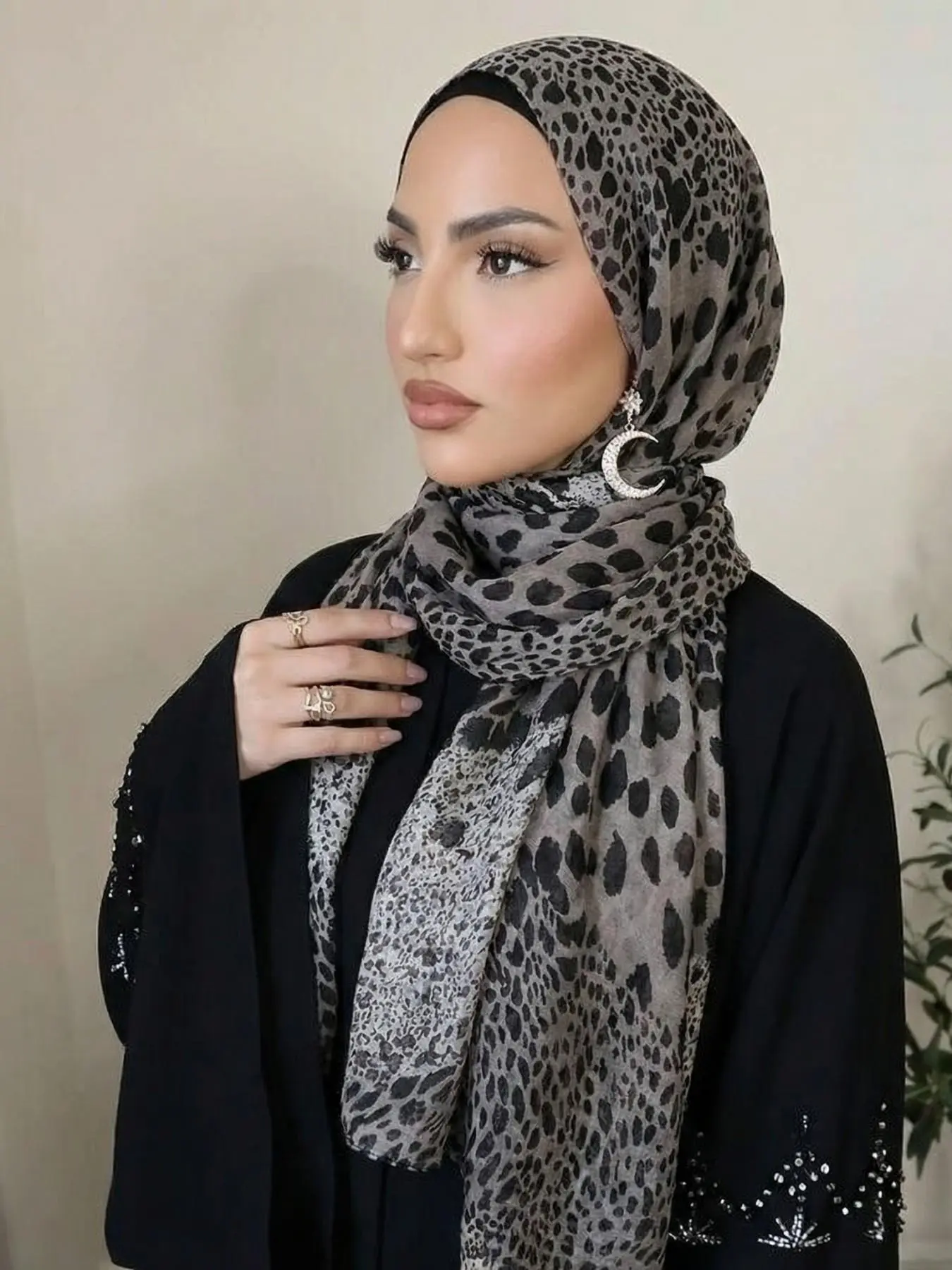 1pc European Style Leopard Print Headscarf, Travel Photography Accessory, Lightweight Breathable Modesty Hijab Wrap, Muslim Fashion Scarf, Polyester Scarf, Leopard Pattern