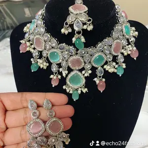 Stylish, modern jewelry set