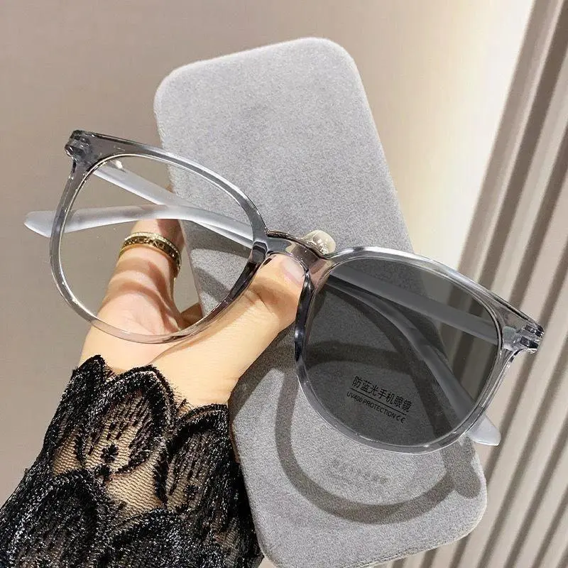 Trending Eyeglasses, Unisex Round TR90 Nylon Full Rim Frame, Photochromic Transition Polarized Lenses for 0 to -4.0 Myopia, High-Quality Fashion Eyewear
