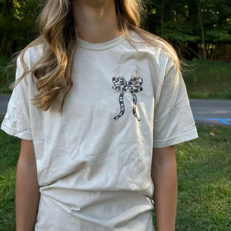 Bottomland Camo Deer-Bow T-Shirt with Stag Heads and Bow Design Pattern Beige Tan Unisex Short Sleeve Crew Neck Camouflage Graphic Tee for Hunters Country Girls