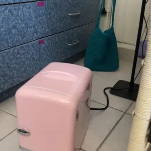 Kismile Retro Mini Fridge with Cooling & Warming Modes, 4L Compact Skincare & Beverage Fridge, Thermoelectric System, AC/DC Dual Power,  Household Items