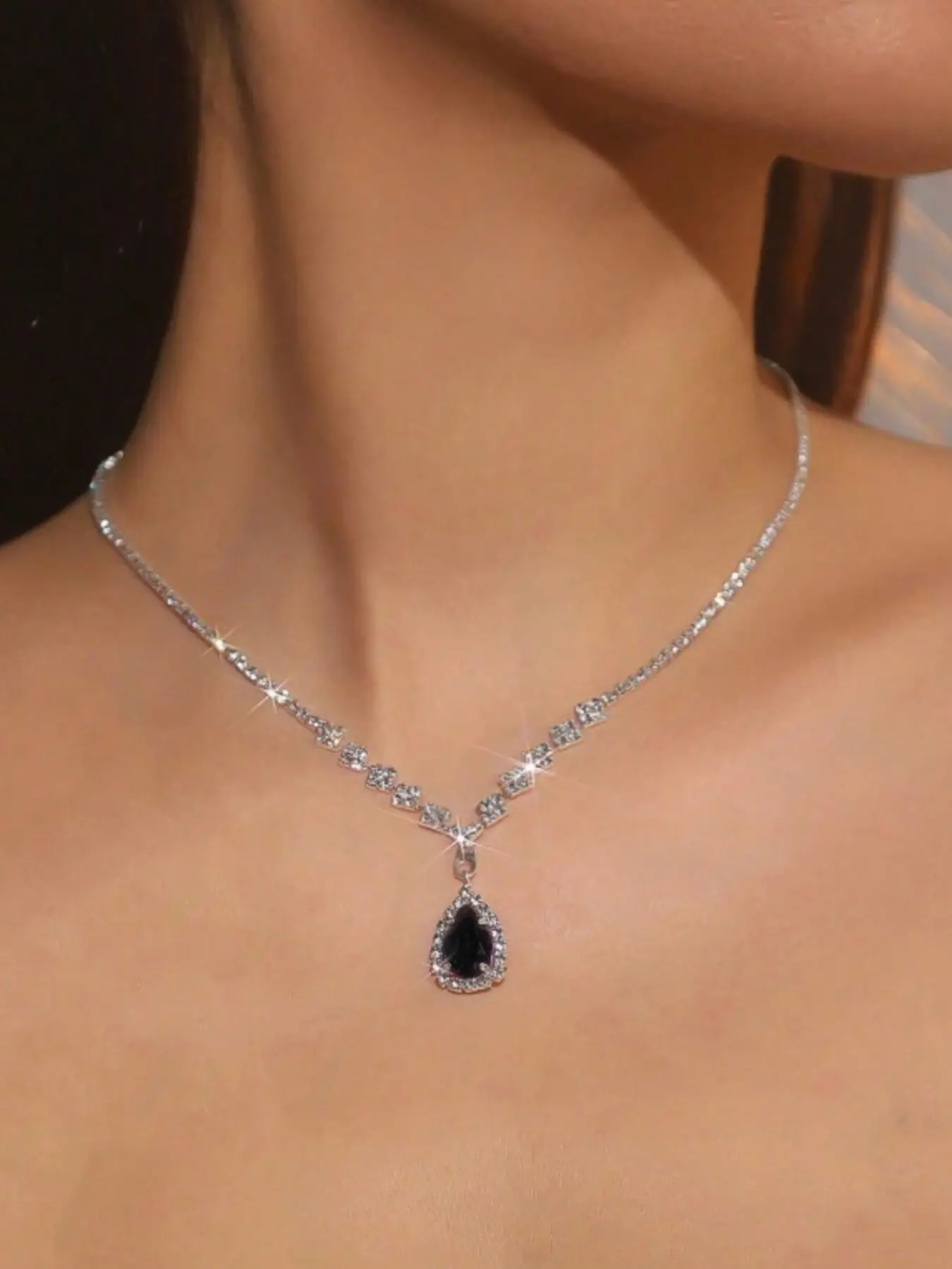 Elegant black water droplet pendant necklace, women's sparkling imitation crystal V-shaped chain, sparkling rhinestone embellishment, Rhinestone pendant jewelry, suitable for daily wear