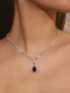 Elegant black water droplet pendant necklace, women's sparkling imitation crystal V-shaped chain, sparkling rhinestone embellishment, suitable for daily wear