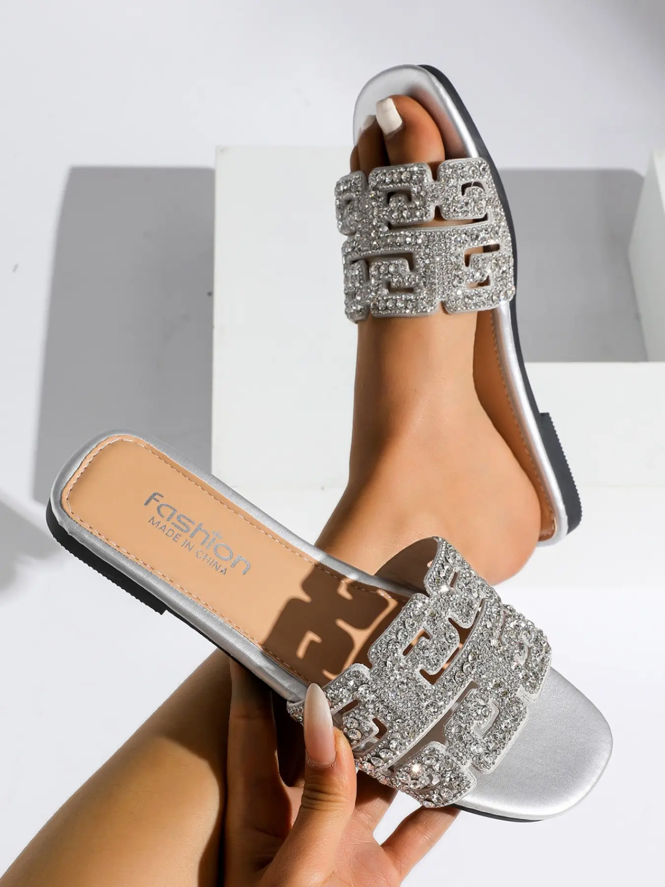 Women's new summer flat Roman slip-on sandals, Sparkly Sandals, adorned with sparkling small rhinestones, shoes combining comfort and style for summer, outdoor casual wear, suitable for seaside beach vacation wear