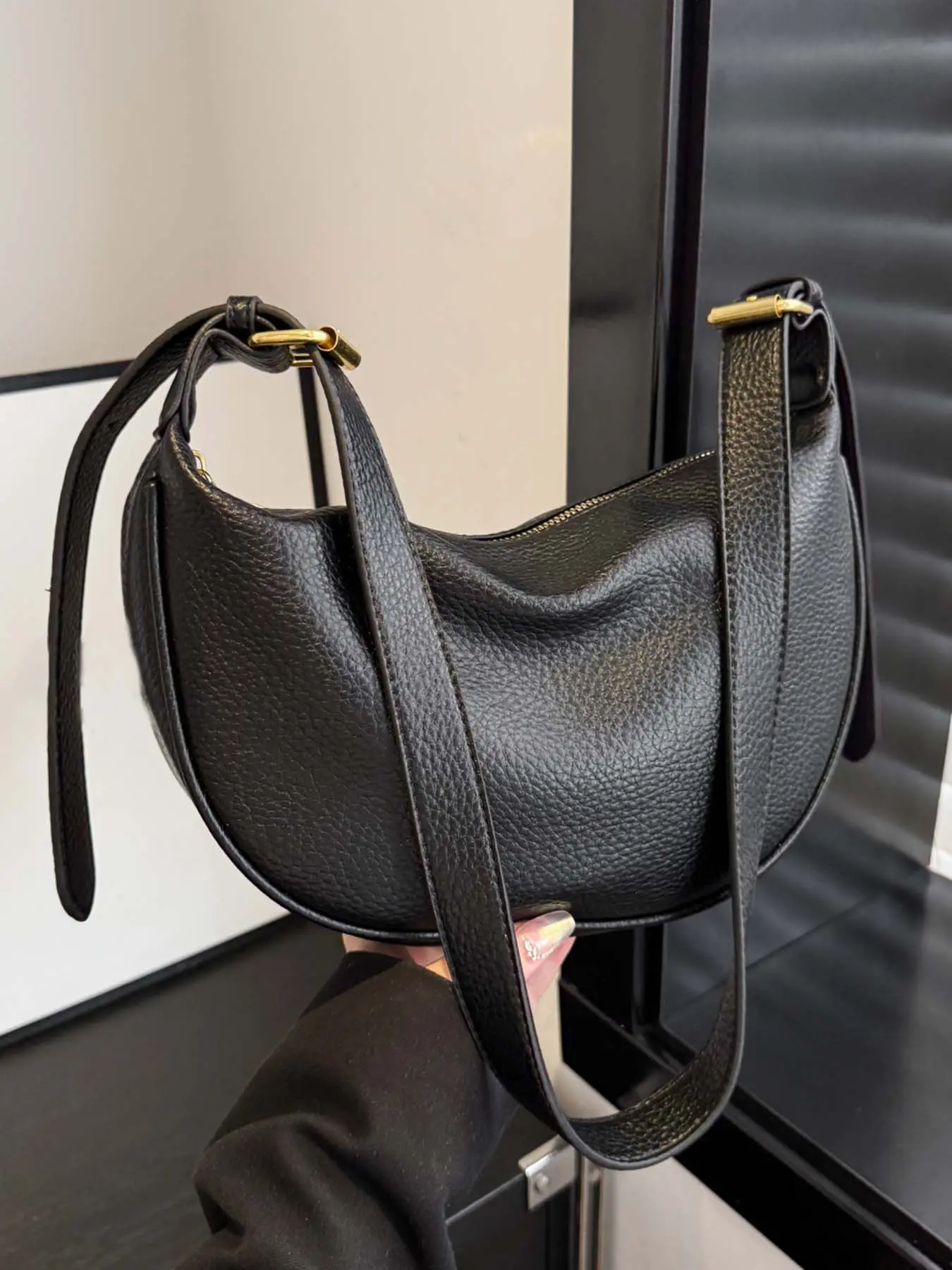 Black lychee pattern crescent bag, Crossbody shoulder handbag, Crossbody shoulder bags, pleated bag body, metal buckle decoration, lightweight daily Commuter Bag