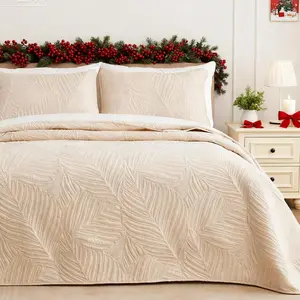 Merry Christmas 3pc Quilt Bedding Set, Lightweight Quilts for All Seasons, Soft Microfiber Bedspreads Coverlets Bed Cover with Leaf Pattern