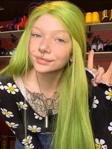 Green Long, 13x4 Handmade Lace Front Wig for Women, Free Parting Natural Hairline, High-Quality Heat Resistant Fiber, Suitable for Cosplay Daily Use, Synthetic Material Wigs