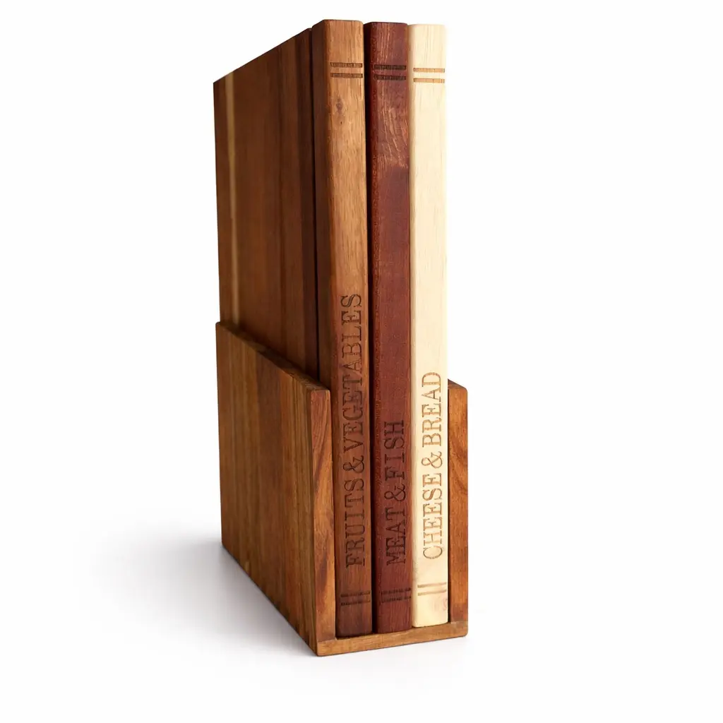 Book-Style Wooden Cutting Board Set with Stand – 3 Sculptural Boards in Acacia, Hevea & Sapele Hardwoods (Boards 33 × 25 × 2 cm, Set 26 × 9 × 36 cm)
