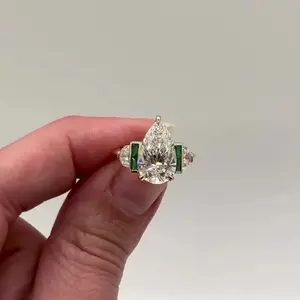 【1163】Jorrio Pear Cut with Emerald Accents Engagemet Ring, Vintage Inspired Statement Ring for Women