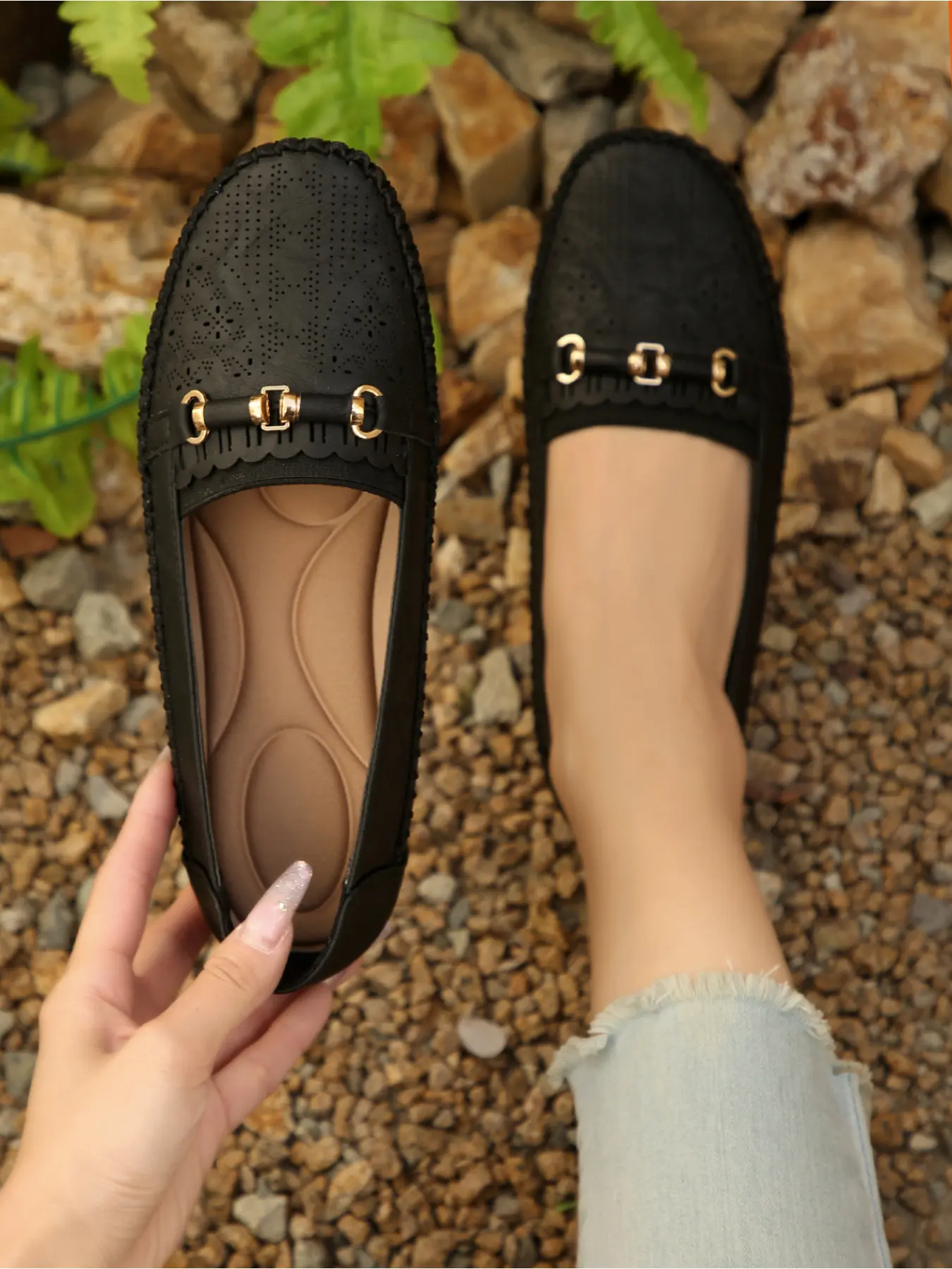 A pair of women's new spring and autumn round-toe flat shallow slip-on shoes with stitched design, metal buckle design, soft sole, lightweight and comfortable casual shoes, grandma shoes, walking shoes, Lightweight Flats