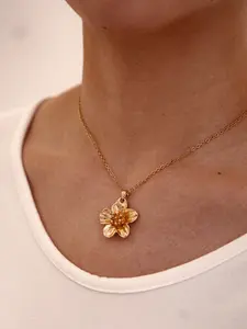 Metal Folded Flower Pendant Necklace, Vintage High-End Fashion, Elegant Petal Clavicle Chain, Statement Jewelry for Women, Floral Pattern, Vintage Charm, Statement Piece, Fashionable Jewelry