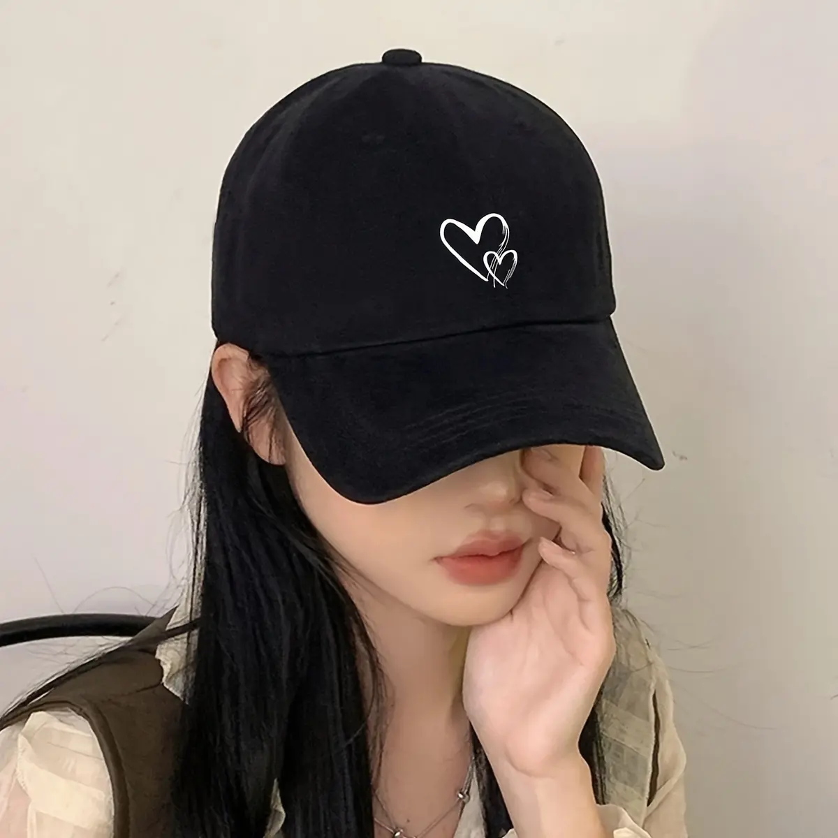 Women's Baseball Cap with Heart Print, Adjustable Black Flat Brim Snapback for Outdoor Sun Protection, Snapback Baseball Cap