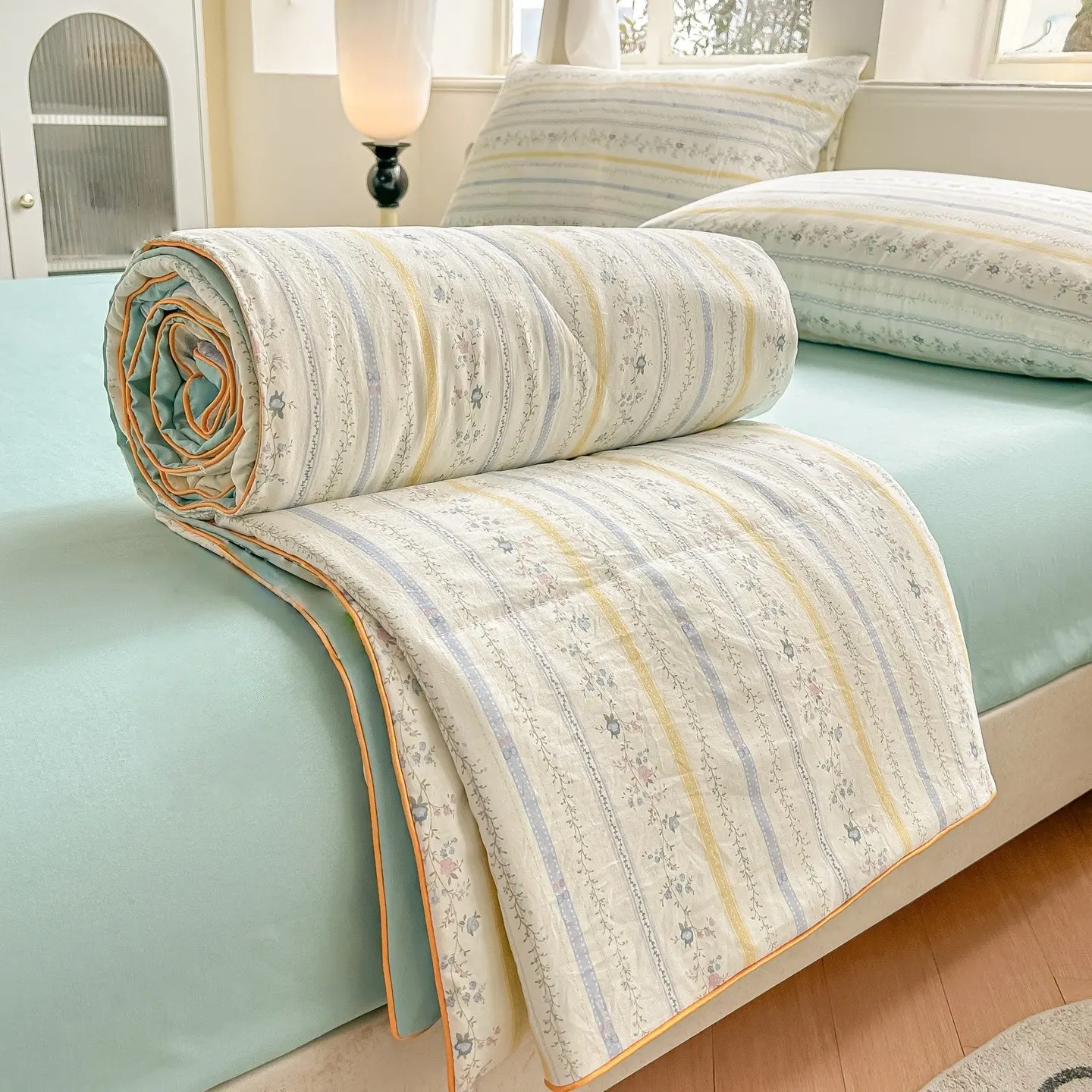 Striped and Floral Pattern Bed Cover, Soft Breathable Lightweight Quilt, Ultra-Fine Fiber Bedspread, All-Season Bedcover, All Season Bedding, Multiple Sizes Available