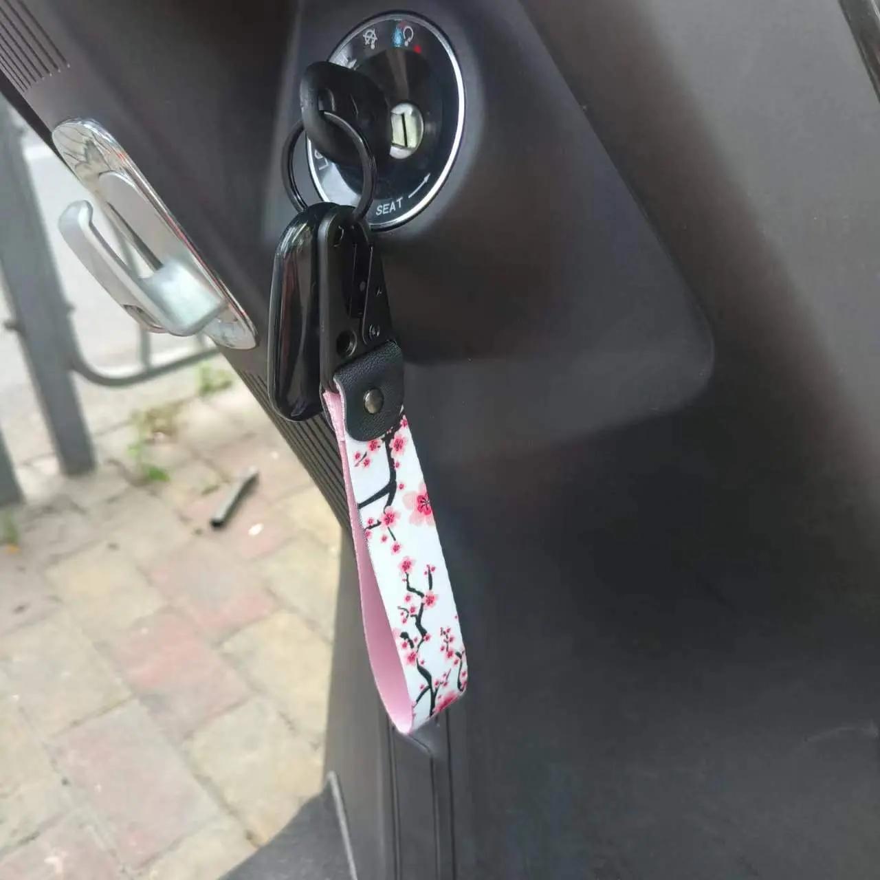 Jdm Cherry Blossom Pattern Keychain for Car Decoration, Cute and Stylish Keychain Gift for Couples and Friends, Keychain Pendant, Floral Pattern Keychain, Keychain Wristlet Strap, Cute Keychains for Car Keys