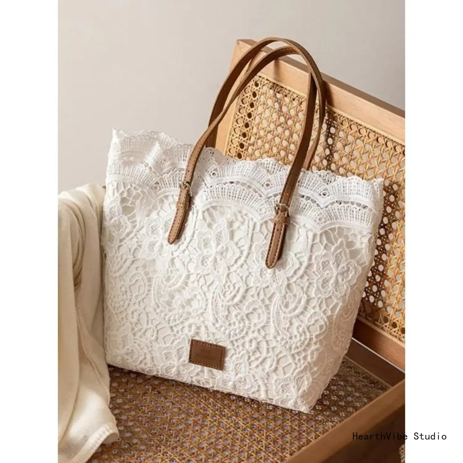 Women's 2026 Vintage Lace Kiss-Lock Shoulder Bag, Adjustable Strap Crossbody Bag, Lightweight Fashion Purse for Daily Use, Wedding, Stylish Versatile Bag, Trendy Crossbody Bag