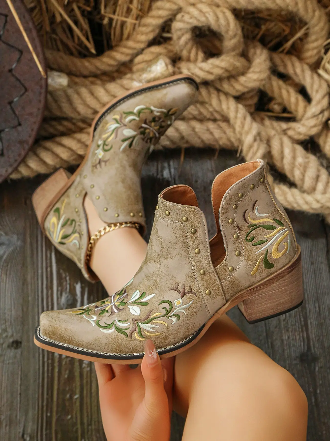 Women's Floral Embroidered Jeans Boots, Cowgirl Boot, Short Calf Western Style, Vintage French Chelsea Boots, Trendy Boots, Modern Fashion Accessories