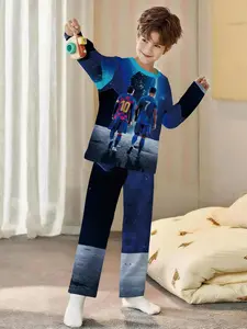 Football World Twin Stars 2-piece boys' digital printed long-sleeve pajamas with long sleep pants, made of flame-retardant fabric. A fashionable, trendy, casual, comfortable and soft pajama set, suitable for sleeping and home leisure. 100% polyester, suit