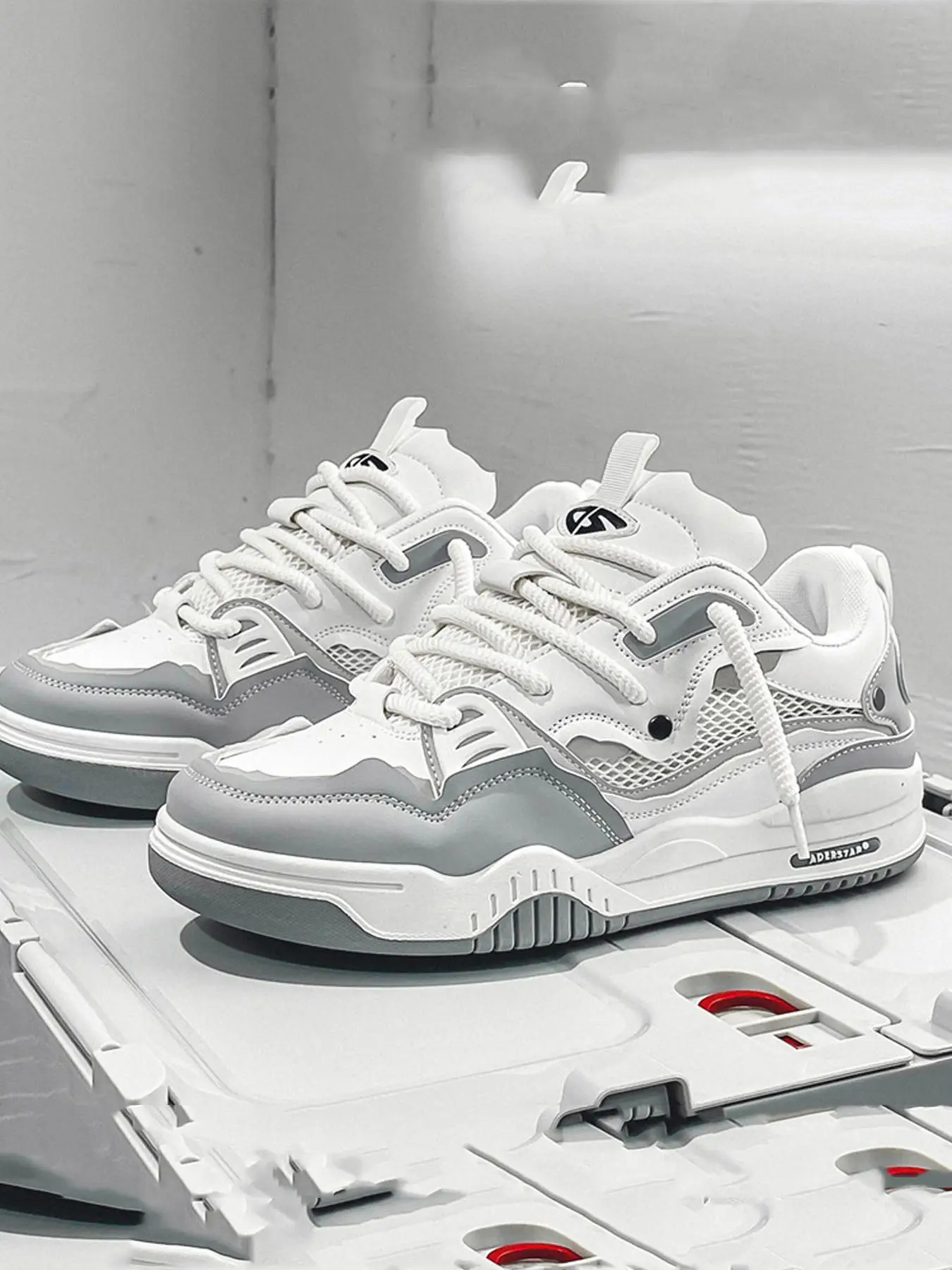 Men's Street Trend Minimalist Platform Skate Shoes, Fall Bootlace Worm Trendy Lace Up Low Top Skate Sneakers, Chic Skate Casual Sneakers for Daily Bac