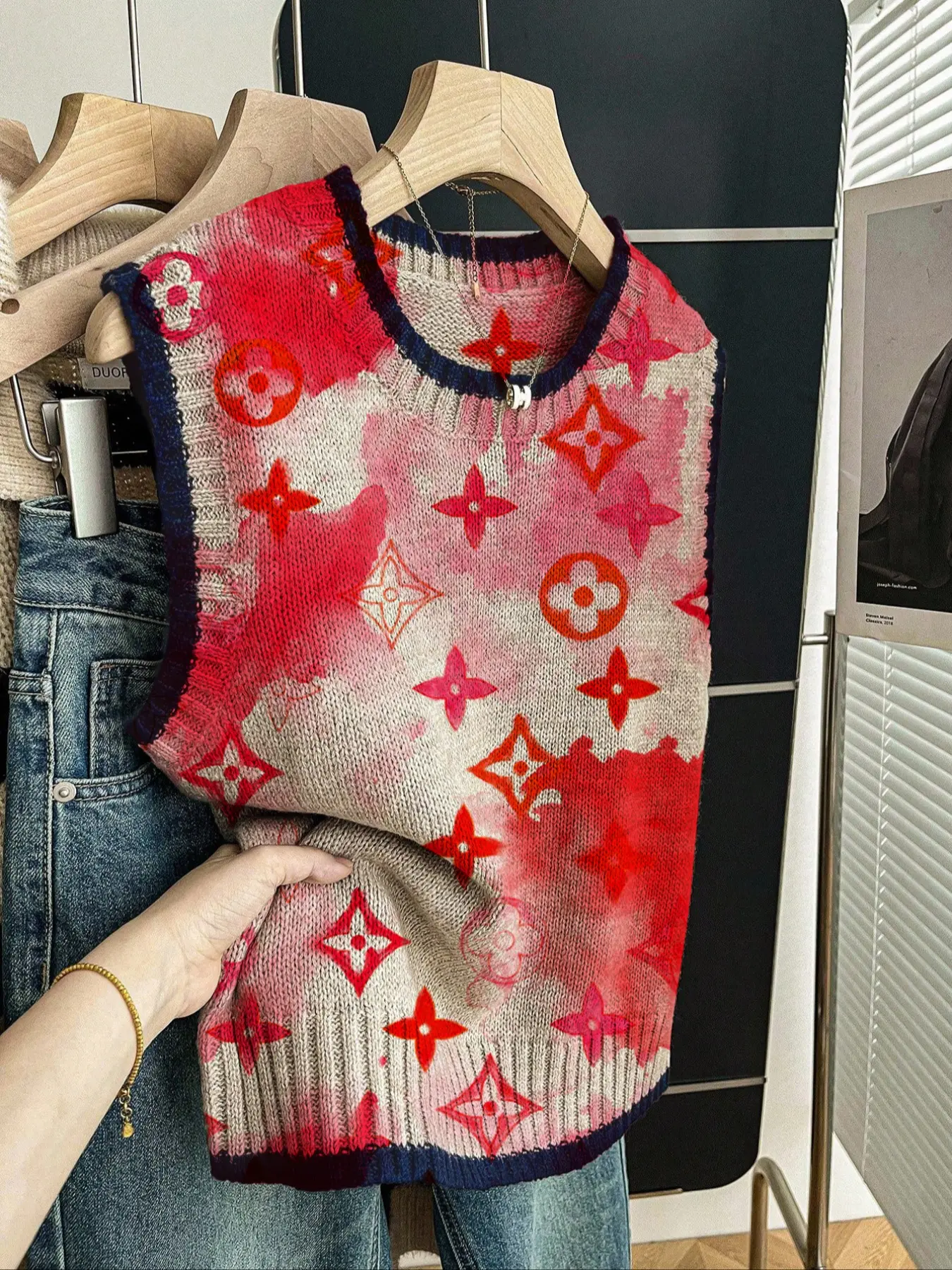 Women's Casual Loose-Fitting Round Neck Sleeveless Knit Top, Deep Blue Border Gradient Geometric Print, Fall & Winter Fashion Womenswear Knitted Vests Lady Sleeveless Tank