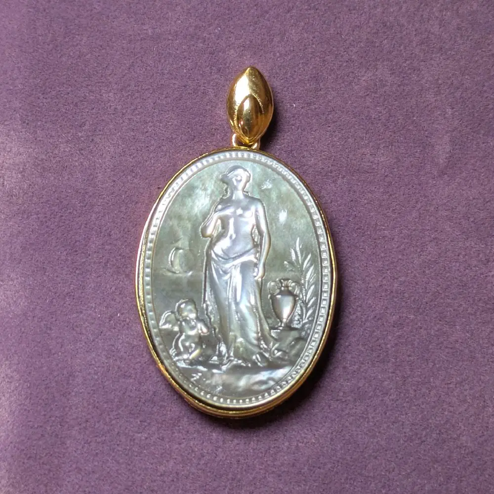 Aphrodite Black Mother of Pearl Golden