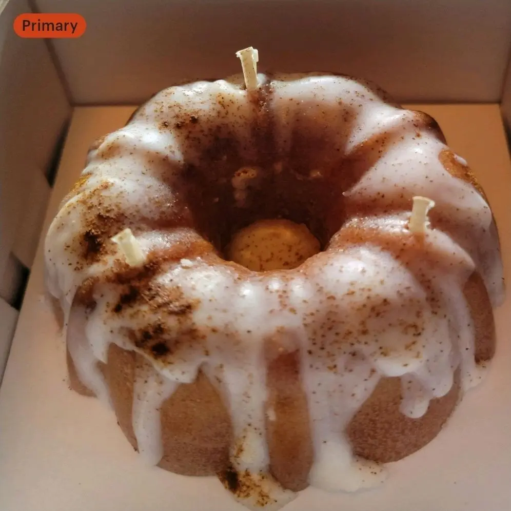 Cinnamon Swirl Bundt Cake Candle with Rich Cinnamon Topping and Creamy Glaze for Cozy Atmosphere