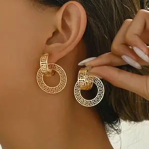 A pair of ear studs with hollowed-out Great Wall patterns, a fashionable accessory for women, is exquisite, elegant and individual. It's a Bohemian party and banquet style gift for friends