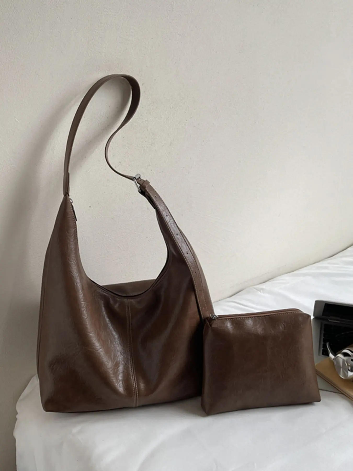 Retro relaxed and practical texture large capacity Slouchy Pu Tote Bag, simple and casual versatile personalized shoulder bag, lightweight and easy to carry, suitable for commuting to work, daily shopping, gatherings, Stylish tote bag