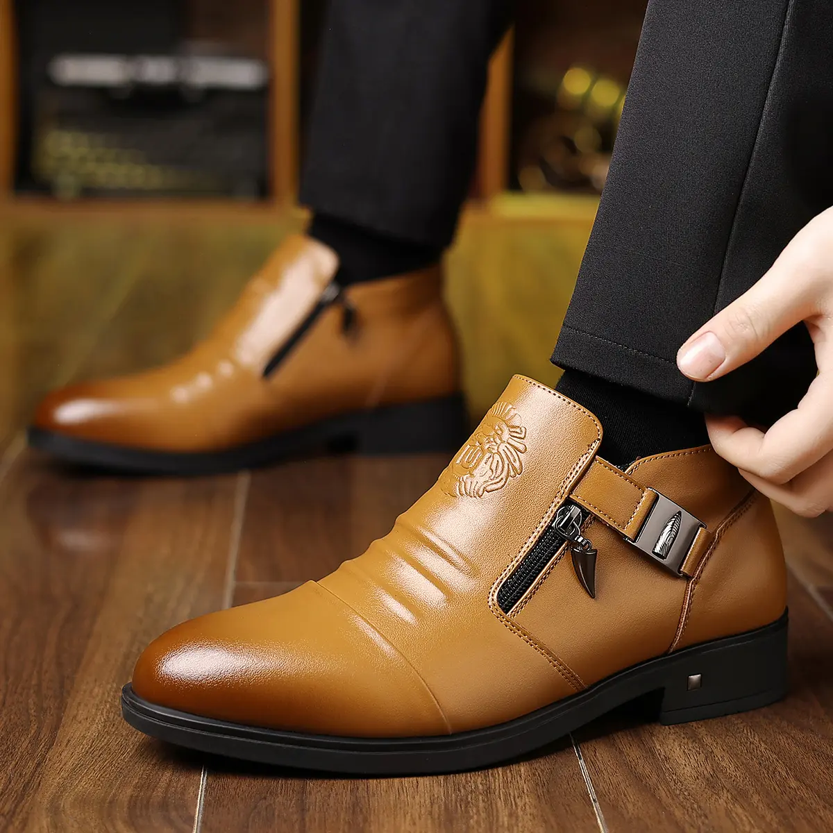 Men's business casual slip-on boots with lion motif