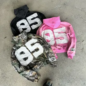 This camouflage jacket blends American street style, Y2K, and high-street brand elements. Classic camouflage base paired with eye-catching white “TTUPO” letter embroidery, creating a street workwear or Y2K retro style.