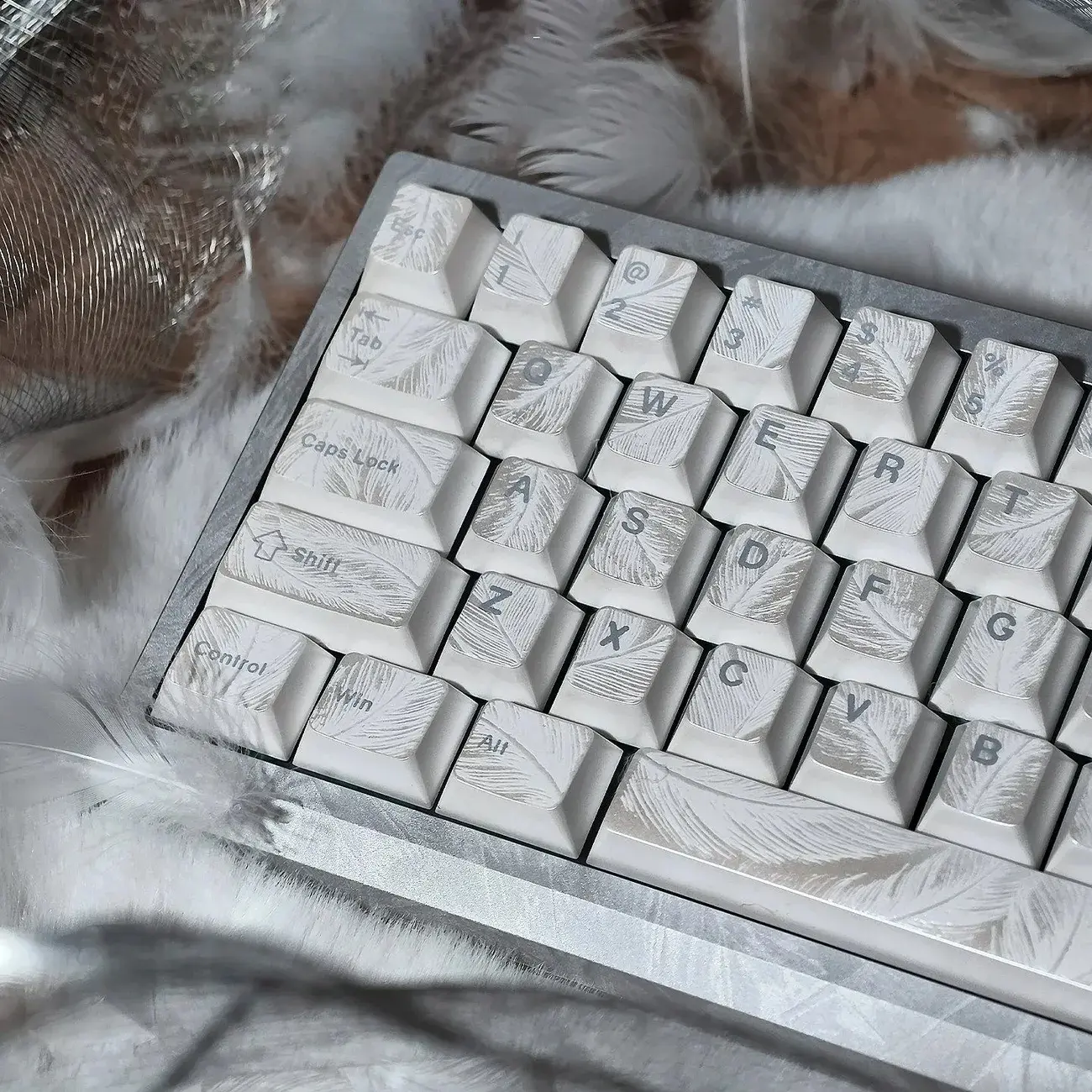 White Silver Feather Print PBT Keycap Set - 119 Keys, Cherry Shape Profile, 5-Sided Dye-Subl., Gamer Stuff for Gaming Use, Compatible with Mechanical Keyboards, Desktop Modification Computer Peripheral Accessory