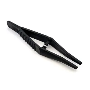 Locking tweezers for piercing assistance