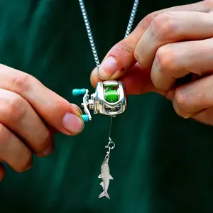 Fishing Reel Pendant Necklace  – Rotating Fishing Reel Ornament, Realistic Gear Keychain & Men's Backpack Charm, Perfect for Fishing Enthusiasts!