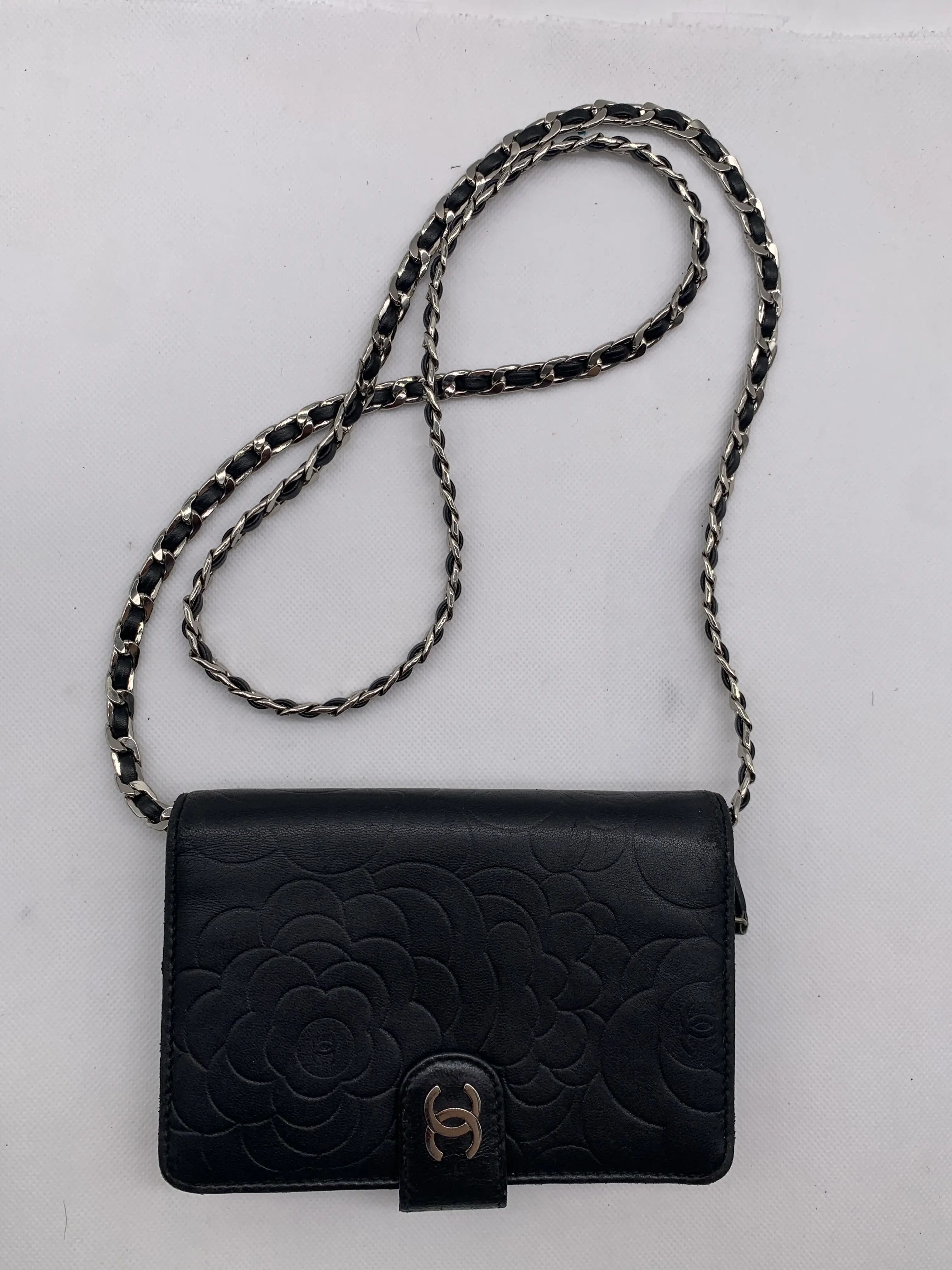 Pre-owned CHANEL Black Camellia Embossed Flap Card Wallet with After fitted Non original Chain Strap, Wearable as Crossbody/WJ09120103/0103/S