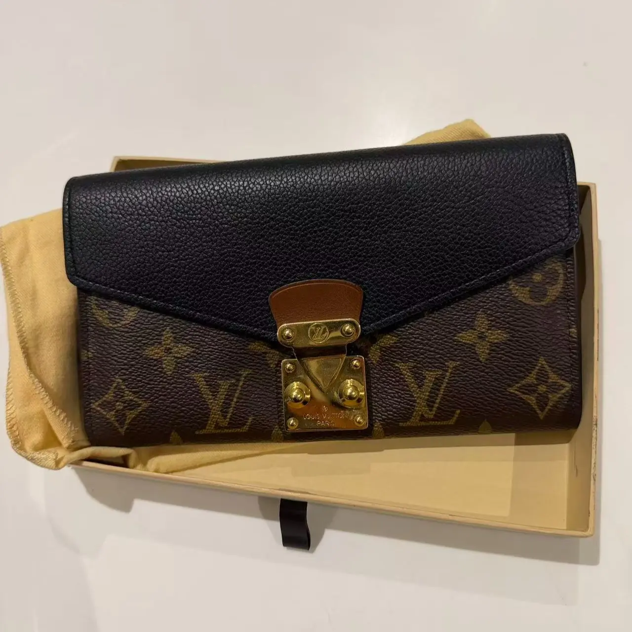 Pre-owned Louis Vuitton Crossbody Handbag, Iconic Brand, Exquisite Craftsmanship, Luxury and Elegance, Wardrobe Enhancement