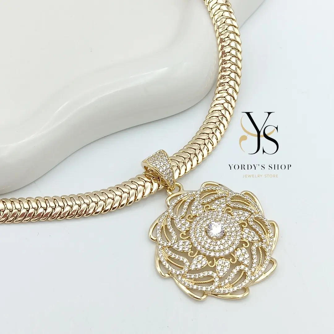 Yordy Choker Queen Flower Gold Plated Rhinestone Pendant Necklace for Women Elegant Sparkling Design