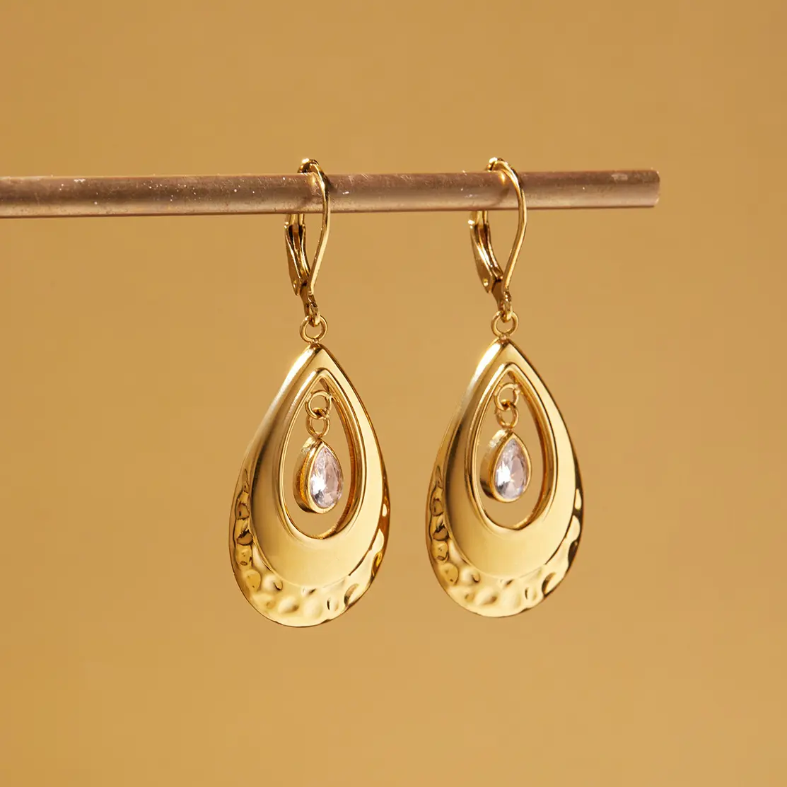 APRIL Elegant 18K Gold Teardrop Earrings – Vintage Hammered Drop Design with Crystal Accent