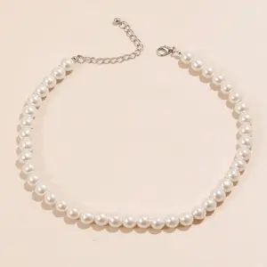 Minimalist pearl choker necklace with elegant, timeless style for everyday wear.