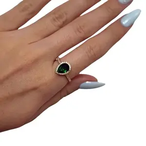 Anillo de gota en piedra verde con sirconias a los lados