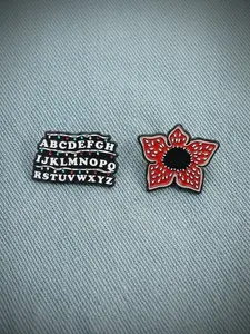 2-Piece Sci-Fi Horror TV Show Enamel Pin Set, Creepy Carnivorous Plant Brooch and Backpack Accessory, Men Accessories, Stylish Casual Gifts, Flower Brooch Pin