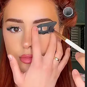 Eye Makeup Assistant - 2 Special Eyeshadow Brushes, Eyeshadow Tools, Quick Makeup Templates, Eyeshadow Molds, Suitable for Female Beginners, Help You Achieve Professional Effects with Minimal Effort, Make Up Anytime and Anywhere