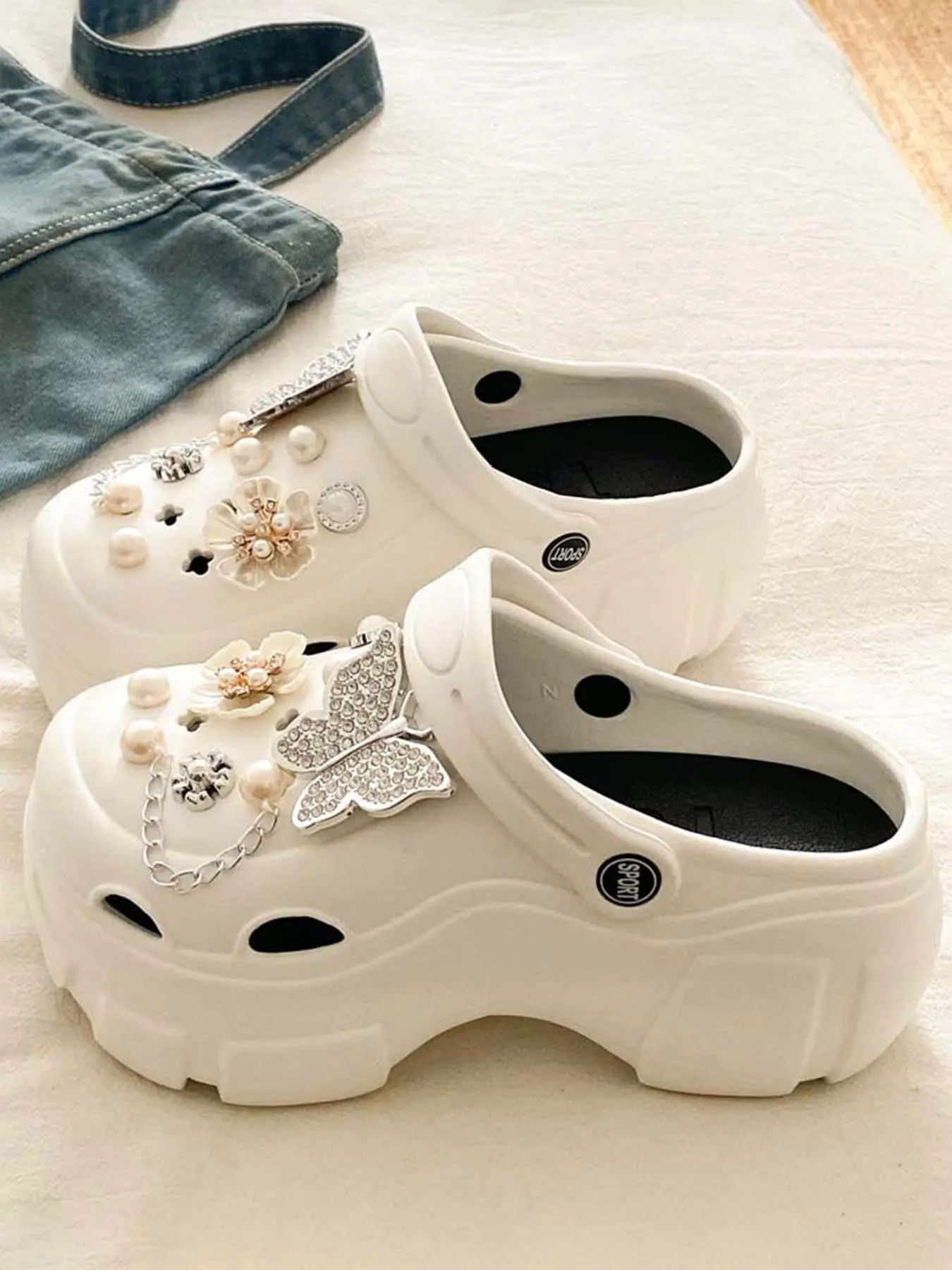 Women's Rhinestone Butterfly Platform Clogs - Pearl Floral Chain Decor, Thick Sole EVA Sandals, Breathable Beach & Daily Wear Shoes with Non-Slip Sole Slipper Footwear Flatform Walking Shoes Thick Soled Slippers Chain Decor Slippers Fashion Slippers
