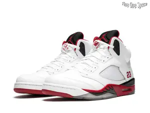 Trendy White High-Top Athletic Shoes, Smooth Leather & Mesh Construction, Vibrant Red Trim & Black Midsole, Padded Ankle Collar, Shock-Absorbing Non-Slip Sole, Versatile Footwear for Street Style & Casual Wear