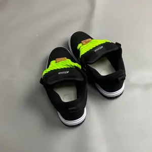 Fluorescent green thick rope shoelaces, black  bread shoes, niche design sense, thick soled casual board shoes, sweet and cool spicy versatile sports shoes for girls