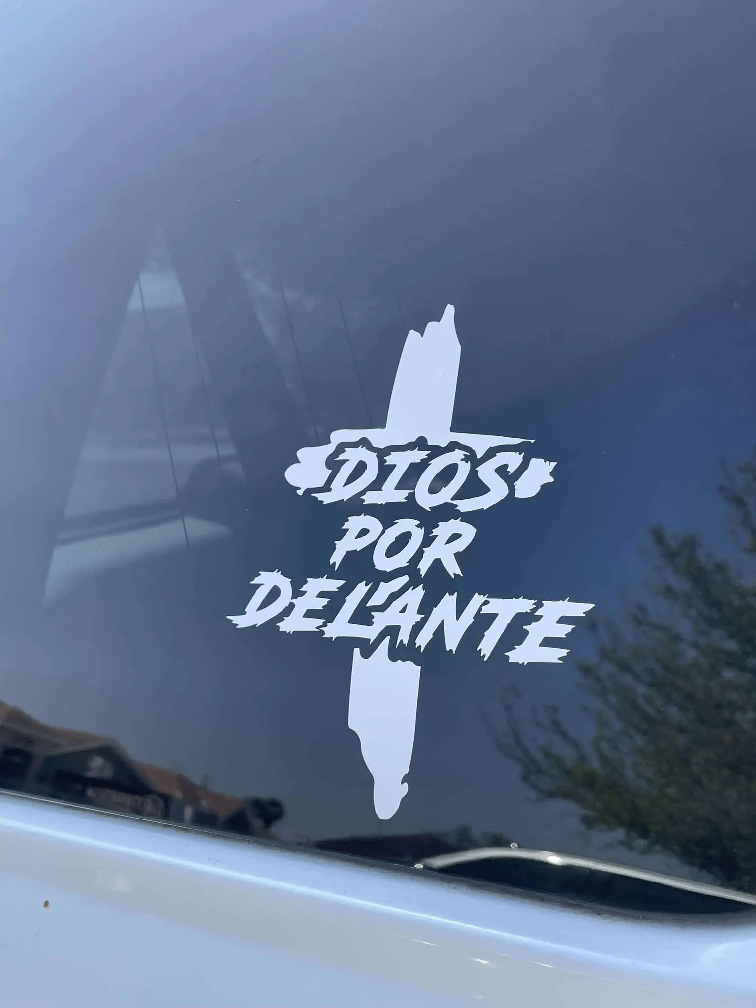 Dios Por Delante Sticker Decal