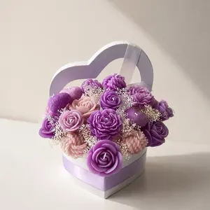 Ramo corazón elaborado a mano con velas decorativas en tonos lila y rosa. Un regalo elegante, original y perfecto para cualquier ocasión especial.