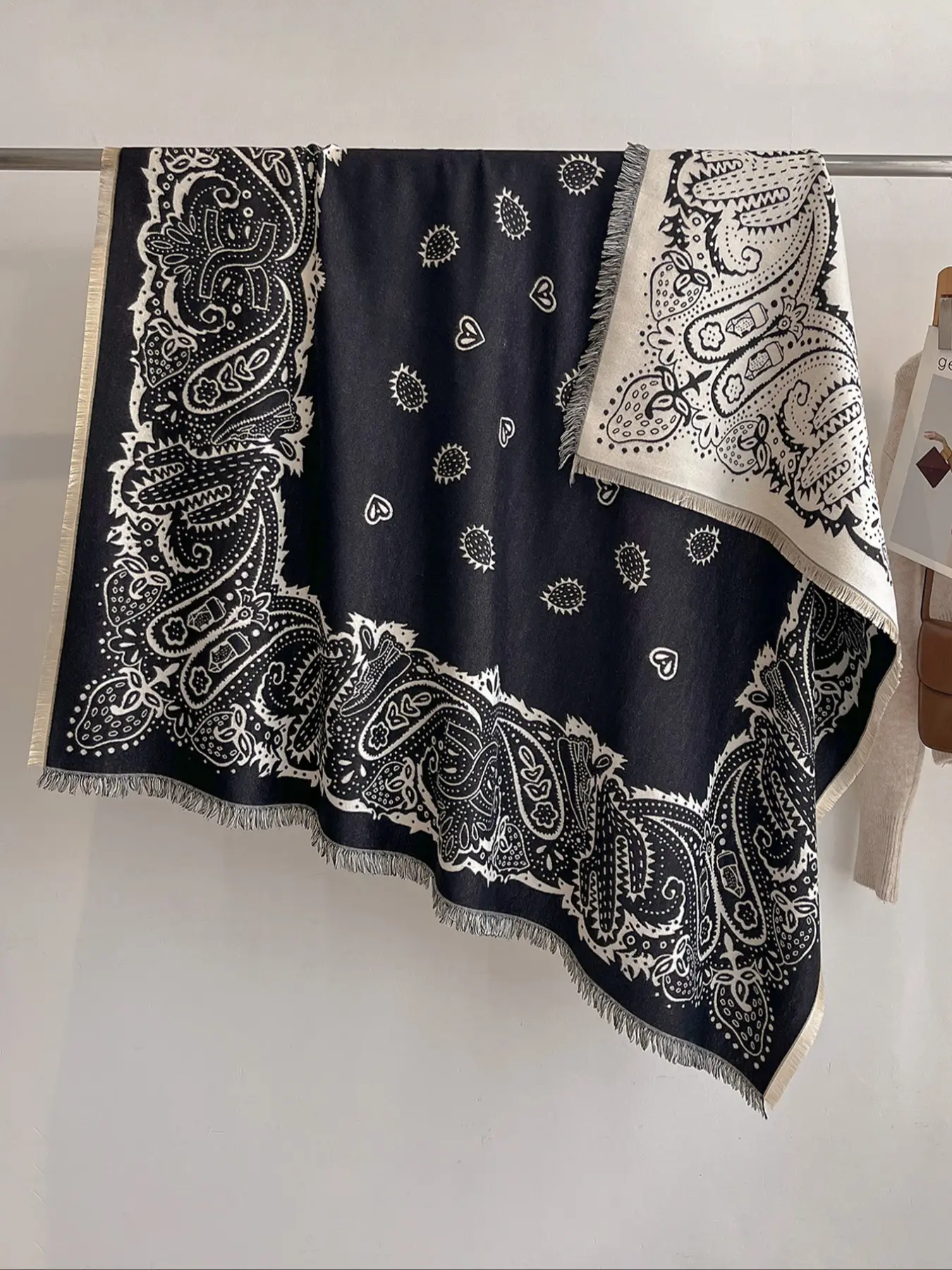 Women's Elegant Paisley Print, Fall & Winter Windproof Warm Wrap Outdoor Hiking Neck Scarf, Boho Style Shawl, Stylish Outdoor Fashion Accessory