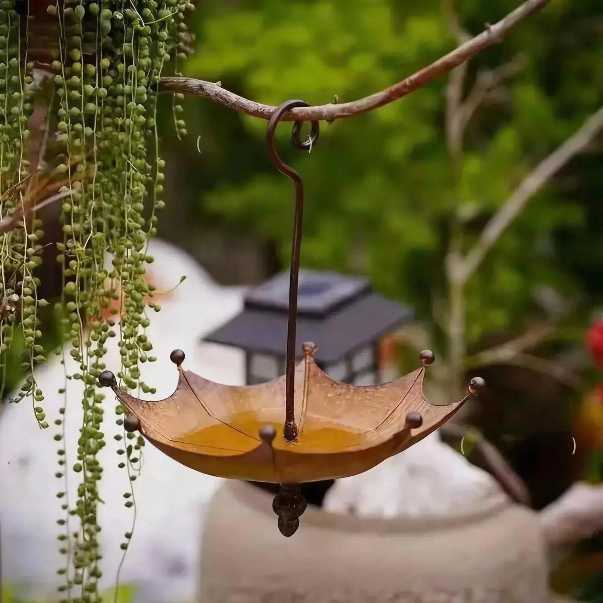 1 piece umbrella-shaped metal bird bath and feeder - Iron art outdoor hanging garden decoration, decorative bird food tray for patio and balcony - Durable bird food bowl and water bowl. Garden tools, multifunctional garden tools, garden animal tools