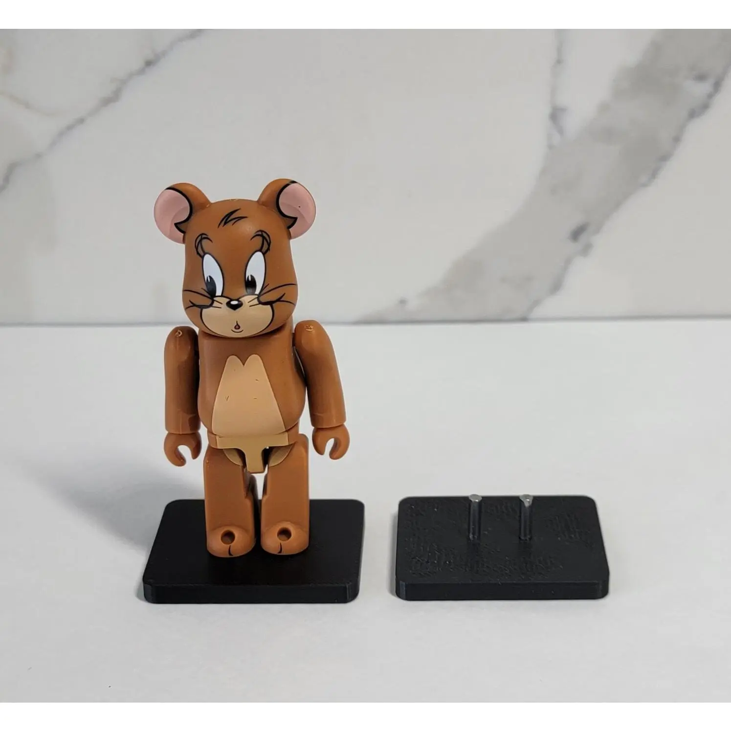 Pack of 5 single Bearbrick 100% collection display stands. Available in 2 colors!