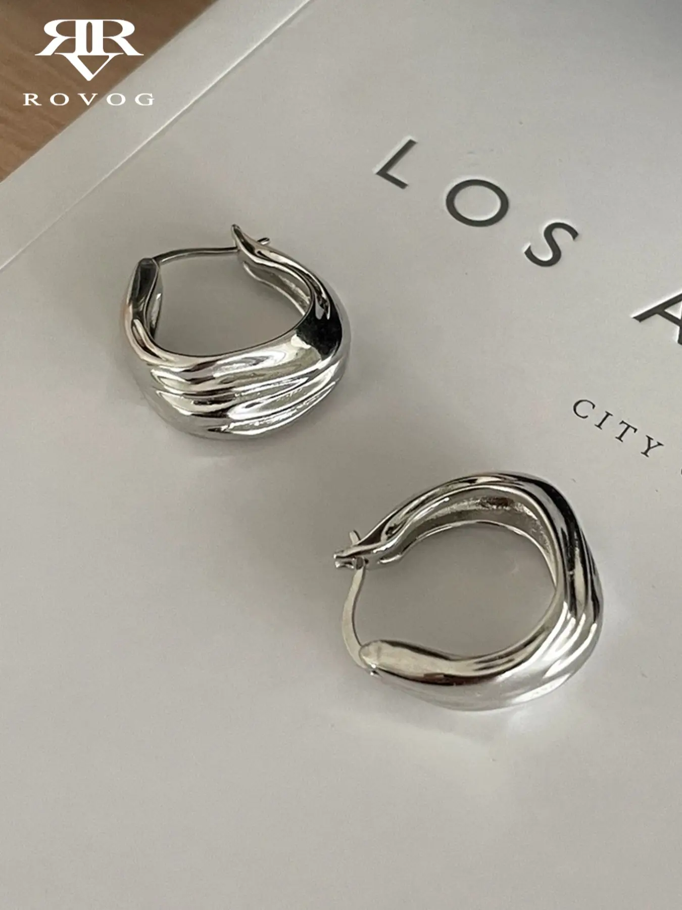 This pair of elegant, simple, individual, fashionable, metallic and versatile ear buckles, Hoop Shape Earrings, is suitable for ladies to wear casually during their daily commutes