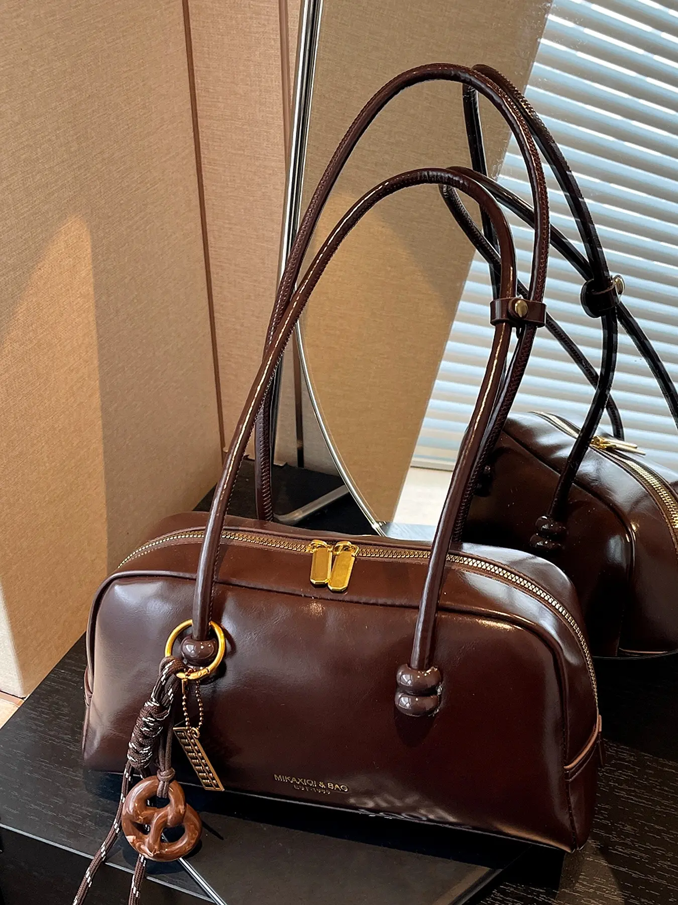 Retro and trendy portable bowling bag, Elegant bags, niche design vintage underarm bag, textured soft leather portable baguette bag, stylish one-shoulder commuter bag, suitable for daily commuting, matching, Commuter Shoulder Purse, Fashion Shoulder Bag